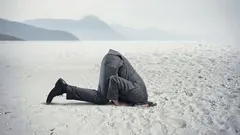 Rauha millä hinnalla hyvänsä: psykologi kertoo, miksi konfliktien välttely hajottaa sisältäpäin