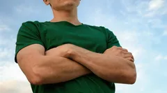 Mitä tarkoittaa, kun ihminen pitää kätensä ristissä keskustelun aikana? Psykologit vastaavat