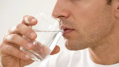 Yksinkertainen tapa: asiantuntijat selittivät, miksi lasillinen lämmintä vettä on hyödyllinen