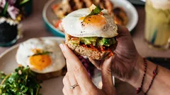 Mitä ruokia kannattaa syödä aamiaiseksi ja mistä on parempi luopua: ravitsemusterapeuttien vinkit