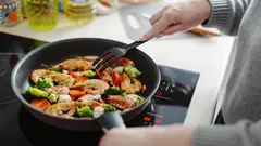 Miksi pannulle kannattaa kaataa etikkaa ennen paistamista: vanha keittiön niksi