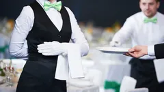 Mitä tarkoittaa, jos autat tarjoilijoita keräämään lautasia? Psykologit paljastivat yksityiskohdat