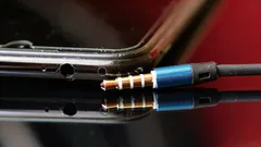 Minne kuulokeliitäntä katosi? Syyt siihen, miksi uusissa puhelimissa ei ole 3,5 mm:n kuulokeliitäntää