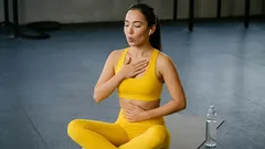 Selkä suorana ja vatsa litistyy: tämä harjoitusyhdistelmä korvaa tuntikausien treenin