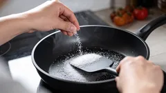 Miksi uusi paistinpannu kannattaa hangata suolalla: toimenpide, joka suojaa ikäviltä ongelmilta