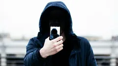 Seurataanko sinua puhelimesi kameran kautta? Asiantuntija kertoo, miten sen voi tarkistaa