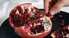 Siemenillä vai ilman – ravitsemusterapeutti selittää, miten granaattiomena syödään oikein