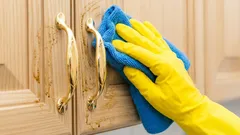 Keittiön kaapinovet puhdistuvat rasvasta 5 minuutissa: tämä aine poistaa ongelman nopeasti