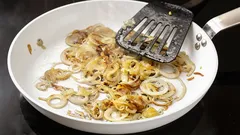 Yksi niksi – paistetusta sipulista tulee rapeaa: lisää tämä pannulle